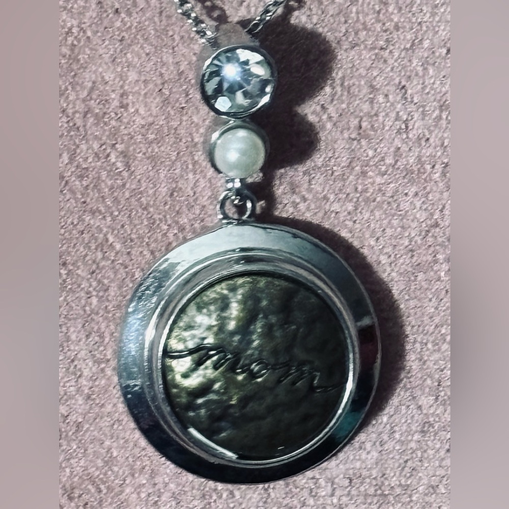 Chic Silver 'Mom' Pendant Necklace